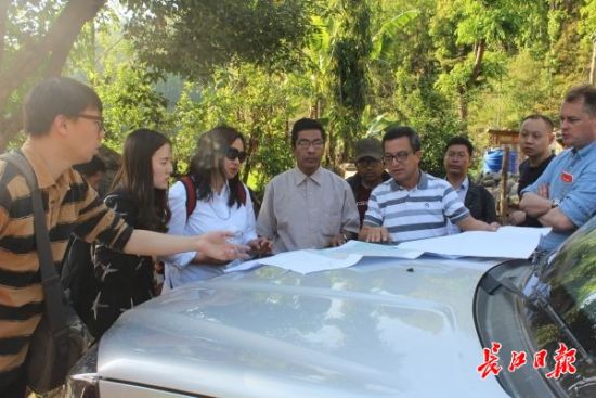 在尼泊爾，武漢市土地利用和城市空間規(guī)劃研究中心設(shè)計(jì)團(tuán)隊(duì)現(xiàn)場踏勘。(武漢市土地利用和城市空間規(guī)劃研究中心 供圖)