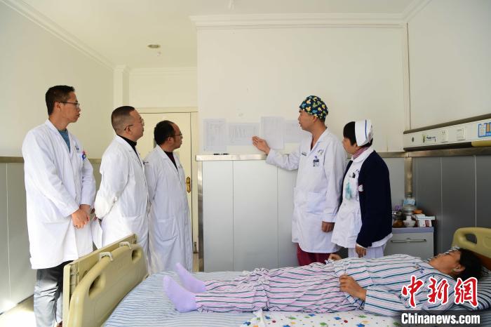 圖為何蔚副主任醫(yī)師(站右二)及團(tuán)隊(duì)術(shù)后對(duì)患者的肌肉訓(xùn)練、蛋白飲食等制定了每半日的康復(fù)計(jì)劃?！∝暩聛?lái)松 攝