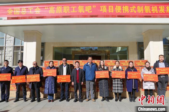 圖為發(fā)放儀式現(xiàn)場?!⊥趵?攝