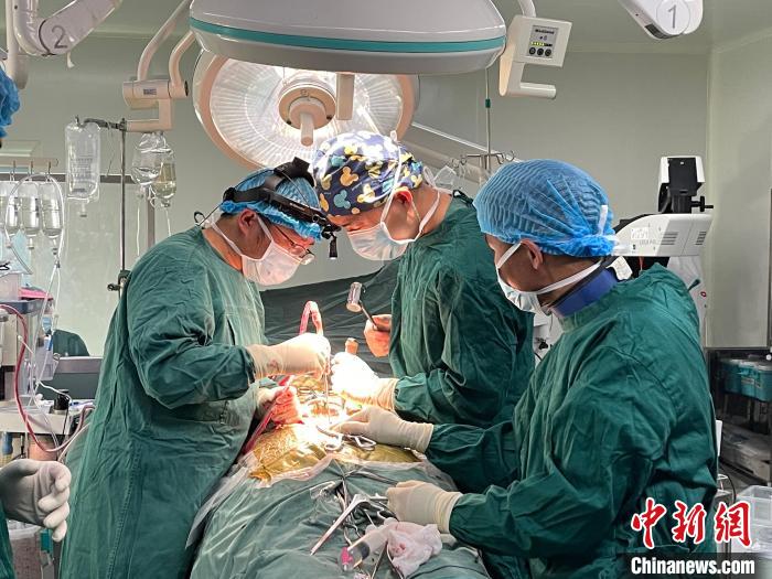 圖為在北京援藏醫(yī)療隊專家指導(dǎo)下，多項新技術(shù)使用到脊柱疾病的手術(shù)中。(資料圖) 拉薩市人民醫(yī)院脊柱外科供圖