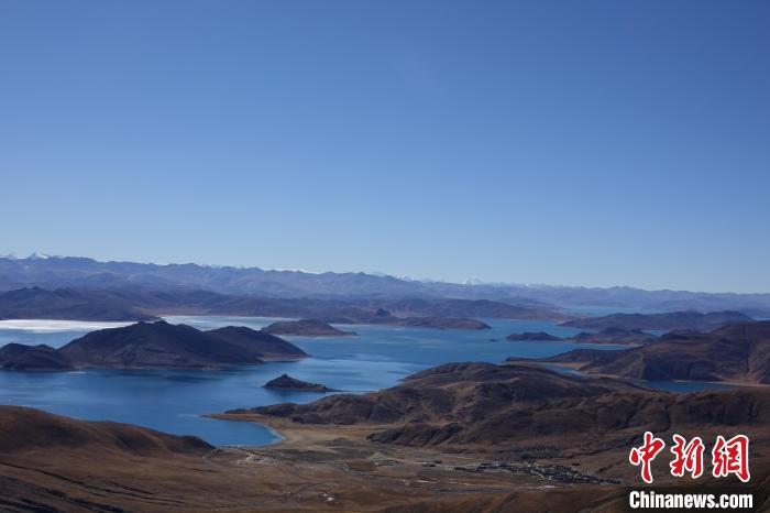 冬日羊卓雍措：湖水湛藍(lán)，如詩(shī)如畫(huà)