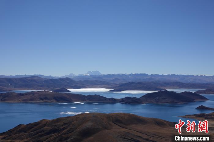 圖為從海拔約5000米的魯日拉觀景臺(tái)俯瞰羊湖?！∪轿木?攝