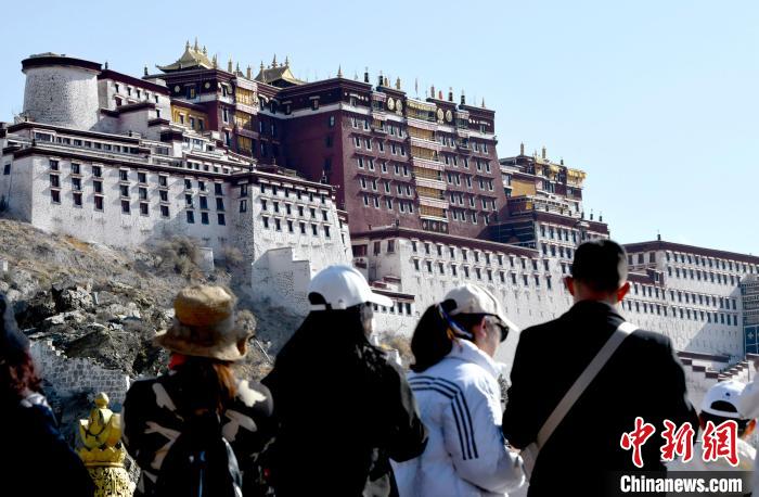4月17日，游客在拉薩布達(dá)拉宮觀景臺(tái)拍照留念?！±盍?攝