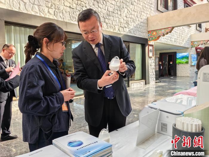 圖為簽約企業(yè)現(xiàn)場推介自己的產(chǎn)品。　趙延 攝