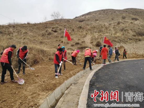 圖為尖扎干部職工生態(tài)建設(shè)和環(huán)境保護(hù)現(xiàn)場(chǎng)。尖宣 供圖