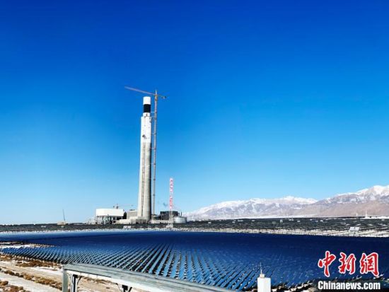 圖為地處柴達木盆地的光伏電站。　孫?！z