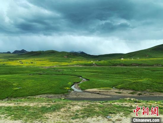 自2005年啟動(dòng)三江源生態(tài)保護(hù)和建設(shè)工程以來(lái)，果洛州共治理黑土灘315.11萬(wàn)畝，使果洛州生態(tài)環(huán)境15年來(lái)得到明顯好轉(zhuǎn)?！O睿 攝