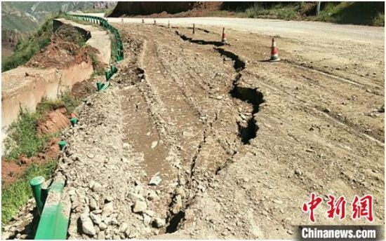 圖為發(fā)生路基下沉滑移險(xiǎn)情的路段。果洛公路總段供圖