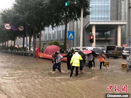 8月28日，青海省東部出現(xiàn)強(qiáng)降水天氣過程，其中西寧地區(qū)出現(xiàn)入汛以來雨量最大、強(qiáng)度最大的強(qiáng)降水過程。西寧交警供圖