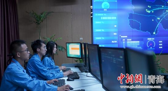 圖為國(guó)網(wǎng)青海電力大數(shù)據(jù)中心工作人員正在監(jiān)控綠電相關(guān)數(shù)據(jù)。王國(guó)棟攝