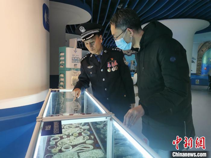 圖為森林警察為游客講解查獲這些象牙制品過程中發(fā)生的真實故事?！∥乃碱?攝
