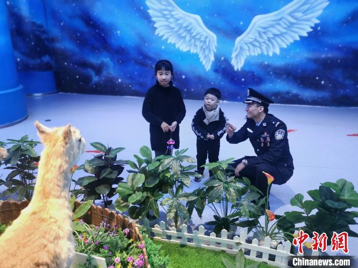 圖為森林警察為小朋友科普野生動物保護(hù)知識?！∥乃碱?攝