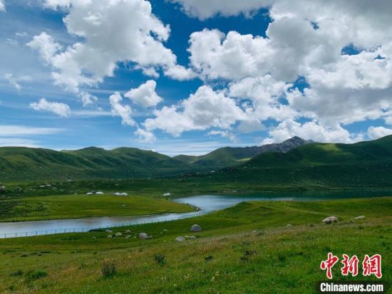 圖為果洛州境內(nèi)的年保玉則。（資料圖）　孫?！z