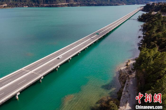資料圖為西藏拉薩至林芝高等級公路多布湖風光?！〗w波 攝