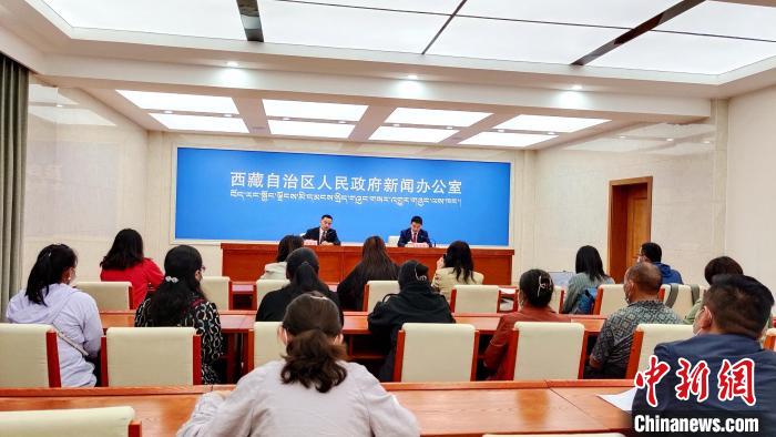 圖為西藏阿里地區(qū)在拉薩召開新聞發(fā)布會(huì)，發(fā)布西藏和平解放70年來阿里地區(qū)經(jīng)濟(jì)社會(huì)發(fā)展成就。　貢桑拉姆 攝