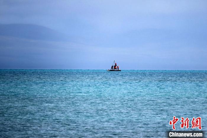 從岸邊營地以長焦鏡頭遠(yuǎn)眺，科考隊(duì)員在巴木錯(cuò)作業(yè)?！?lt;a target='_blank' ><p  align=