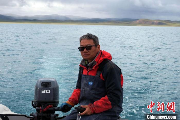 本次科考領(lǐng)隊(duì)、中科院青藏高原所侯居峙研究員駕駛充氣快艇。　<a target='_blank' ><p  align=