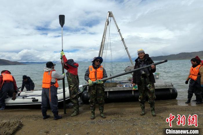 科考隊(duì)員從巴木錯(cuò)采樣歸來。　<a target='_blank' ><p  align=