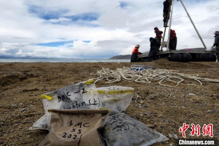 科考隊(duì)員從巴木錯(cuò)采集的科研樣品?！?lt;a target='_blank' ><p  align=