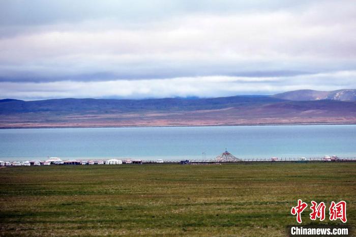 西藏安多縣茲格塘錯岸邊帳篷林立，旅游業(yè)發(fā)展勢頭良好?！?lt;a target='_blank' ><p  align=