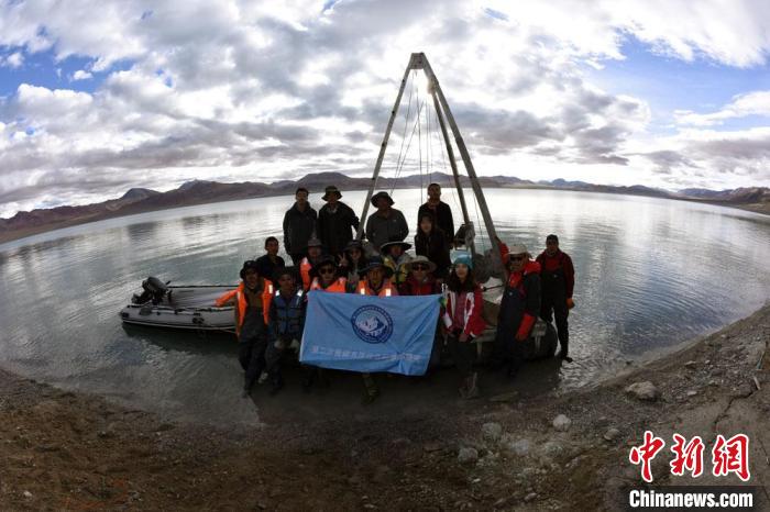 科考隊員在結(jié)則茶卡湖岸邊合影。　<a target='_blank' ><p  align=