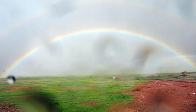 科考隊(duì)員在茲格塘錯(cuò)采樣返程途中，高原風(fēng)雨彩虹送行。　<a target='_blank' ><p  align=