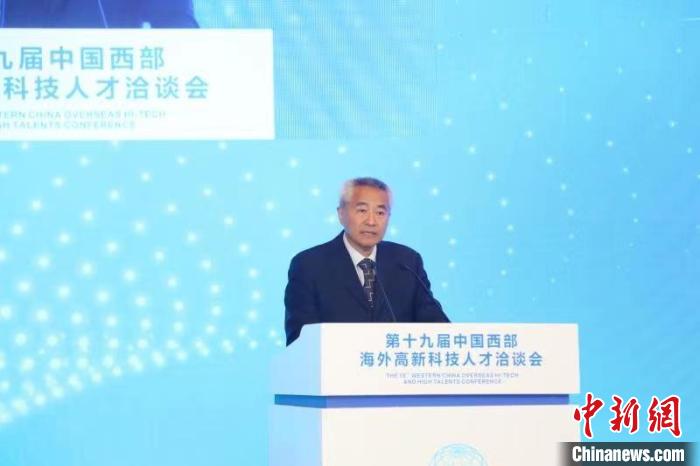 全國(guó)政協(xié)副主席、九三學(xué)社中央常務(wù)副主席邵鴻出席論壇并致辭?！∷拇ㄊ∥y(tǒng)戰(zhàn)部供圖