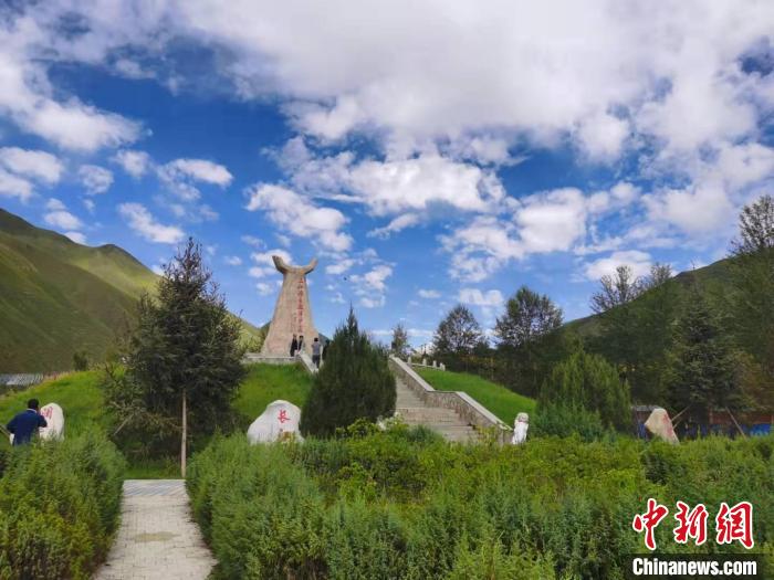 圖為三江源自然保護區(qū)紀(jì)念碑?！∏嗪Ｊ∥幕吐糜螐d供圖