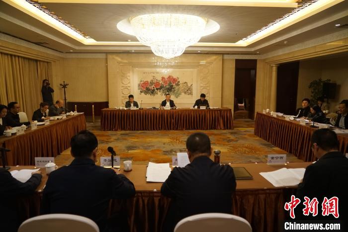 圖為座談會(huì)現(xiàn)場?！∨擞隄?攝