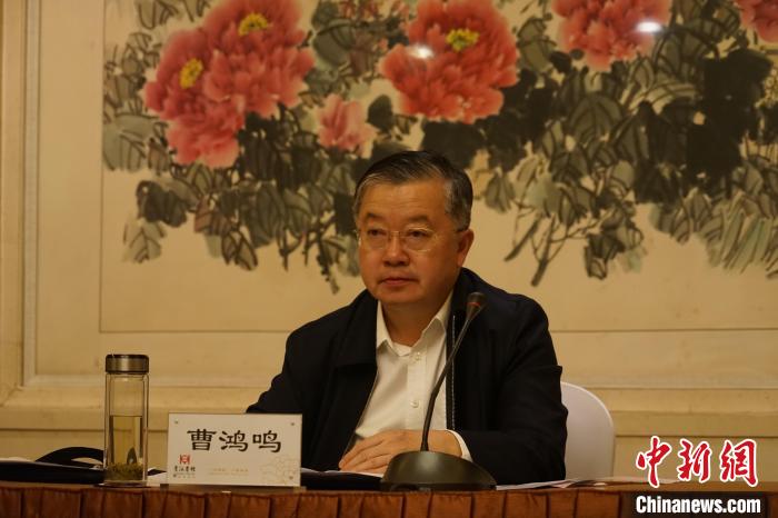 圖為全國人大常委會(huì)委員、全國人大華僑委員會(huì)副主任委員、致公黨中央副主席曹鴻鳴講話?！∨擞隄?攝