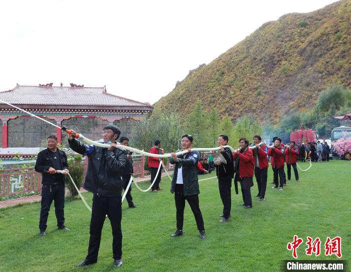 圖為護林員體驗架設(shè)水泵?！〔际猩窒乐ш?供圖