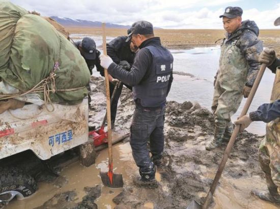 巡山途中車輛陷入泥坑。