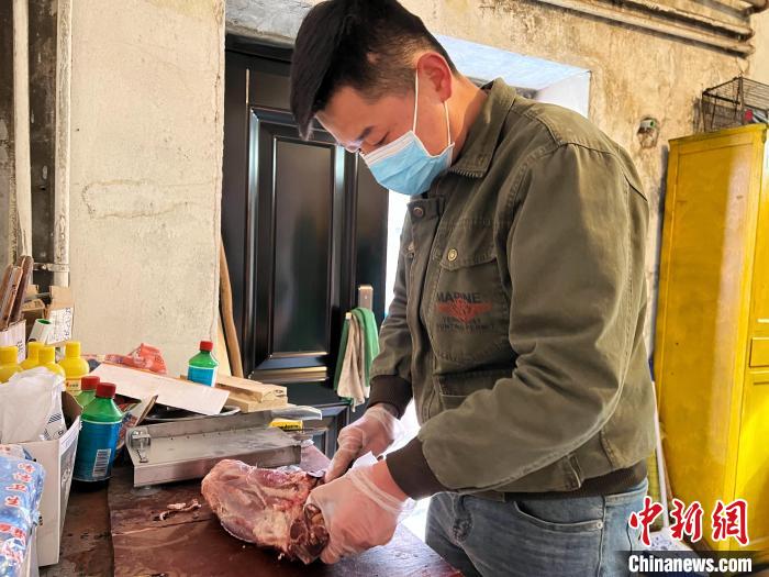 圖為雪豹“奶爸”史壽軍正在準(zhǔn)備投喂雪豹的食材?！●R銘言 攝