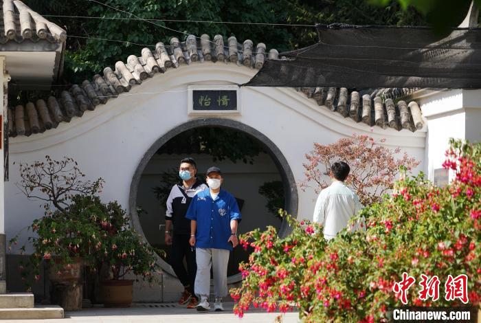 圖為市民在西寧園林植物園內(nèi)觀花賞景。　馬銘言 攝