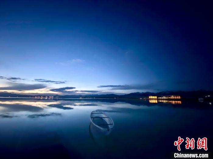圖為茶卡天空壹號景區(qū)?！±罱瓕?攝