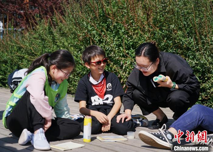 圖為小朋友在青海西寧湟水國家濕地公園內(nèi)認(rèn)識植物并進行繪畫?！●R銘言 攝