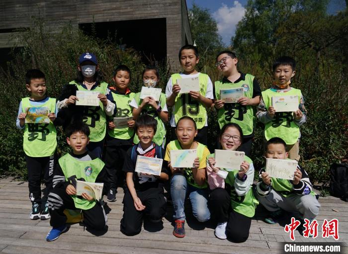 圖為小朋友展示學(xué)習(xí)成果?！●R銘言 攝