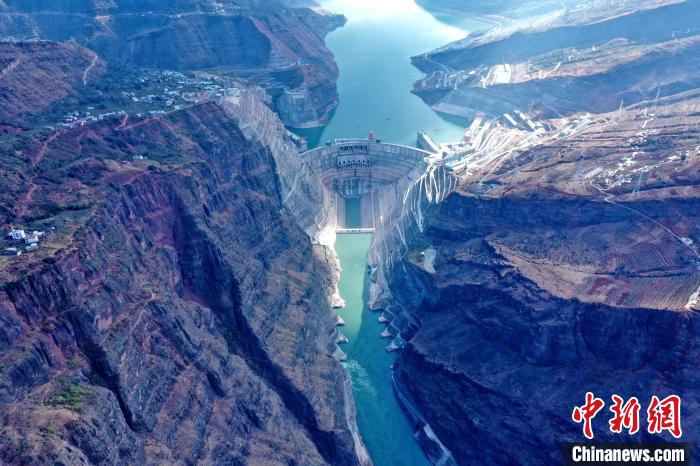 圖為白鶴灘水電站大壩全景圖?！∷娝木止﹫D