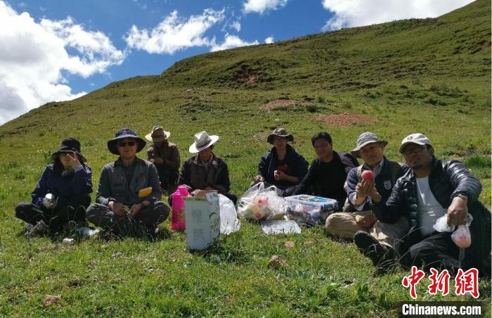 科研團隊在熱魯盆地工作合影?！≈锌圃呵嗖馗咴?供圖