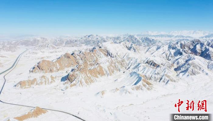 圖為無人機(jī)航拍高原雪景?！《继m縣融媒體中心供圖