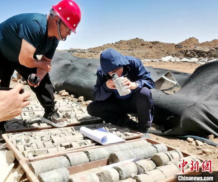 圖為地質(zhì)專家觀察含鹽地層。(資料圖) 柴綜院 供圖
