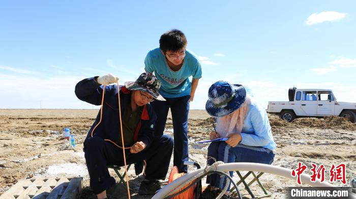 圖為專家測(cè)量鹽湖鹵水水位。(資料圖) 柴綜院 供圖