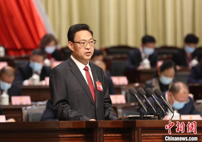 圖為青海省西寧市人民政府代市長石建平作政府工作報(bào)告?！∑钤鲚?攝