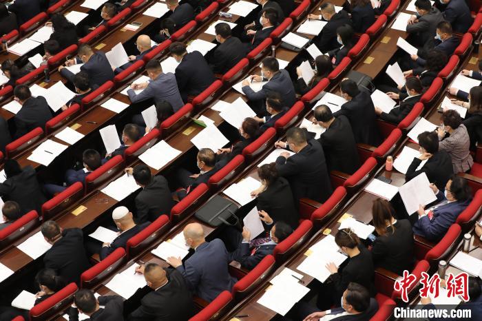 圖為會議現(xiàn)場，參會代表正在聽取政府工作報(bào)告。　祁增蓓 攝