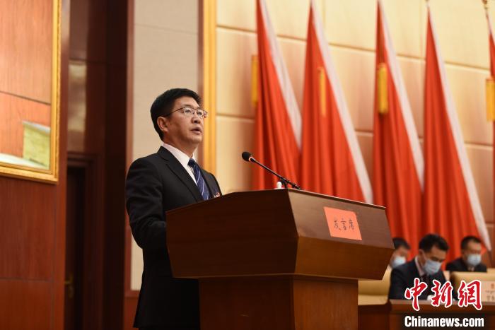 圖為青海省果洛州人民政府州長葉萬彬作政府工作報(bào)告?！　《嘟馨盒?攝