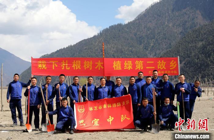 林芝市巴宜區(qū)森林消防中隊(duì)志愿服務(wù)隊(duì)合影留念?！∥骼@拉翁 攝