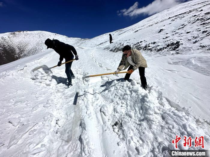 圖為生態(tài)管護(hù)人員在巡護(hù)道路上清雪?！《“瓦_(dá)杰 攝