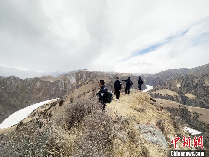 圖為曲麻萊縣崗當(dāng)村的生態(tài)管護(hù)人員開(kāi)展巡護(hù)?！《“瓦_(dá)杰 攝