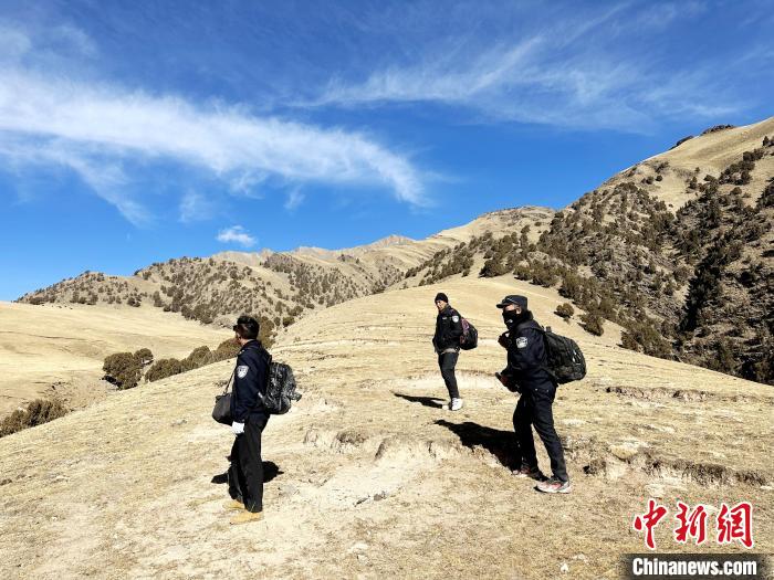圖為生態(tài)管護(hù)人員開(kāi)展巡護(hù)?！《“瓦_(dá)杰 攝