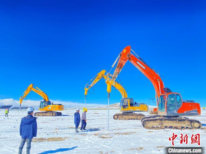 圖為雪中施工。資料圖 姜佳保供圖